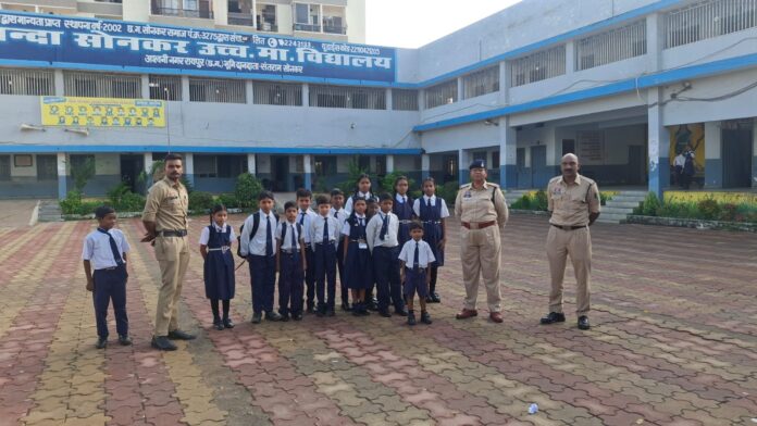 स्कूल कॉलेज में पुलिस की पिंक पेट्रोल यूनिट