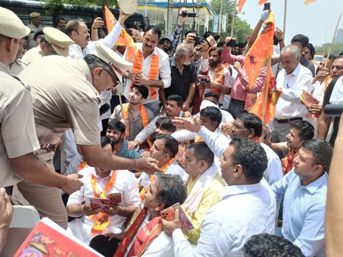 गुरुग्राम में भाजपा कार्यालय का विरोध प्रदर्शन