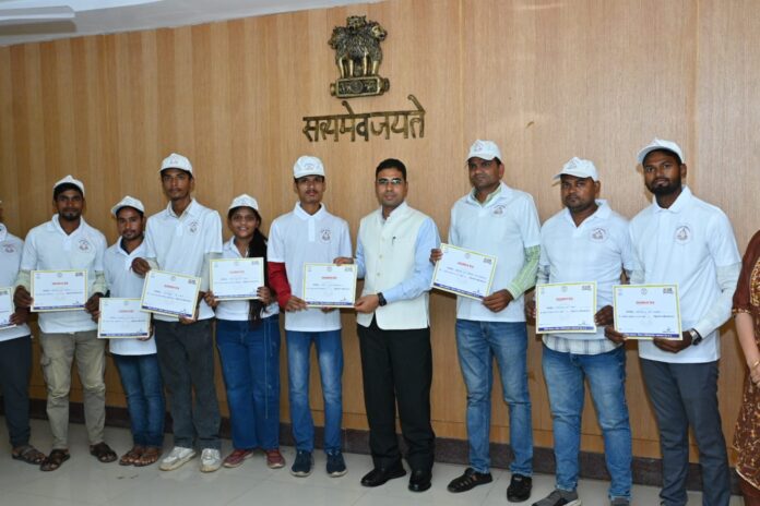 कलेक्टर कुलदीप शर्मा की तस्विक