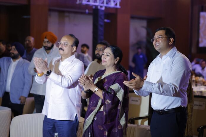 दिल्ली की मुख्यमंत्री रेखा गुप्ता ने मयूर का अनावरण किया