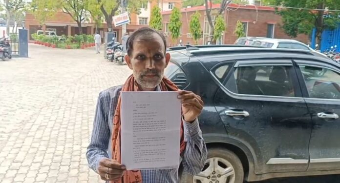 पुलिस अधीक्षक को शिकायतीपत्र देने जाता पीड़ित परिवार