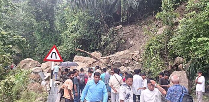 भूस्खलन से जाम हुई राष्ट्रीय राजमार्ग-10 की फ़ाइल फोटो भूस्खलन से जाम हुई राष्ट्रीय राजमार्ग-10 की फ़ाइल फोटो