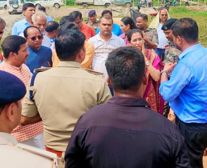 डीएम एसएसपी के साथ पुलिसकर्मी निरीक्षण में डीएम एसएसपी के साथ पुलिसकर्मी निरीक्षण में