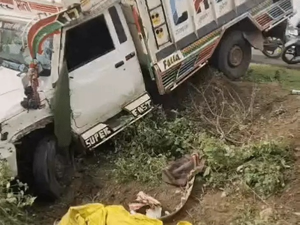 मजदूरों से भरी पिकअप पलटी हुई मजदूरों से भरी पिकअप पलटी हुई