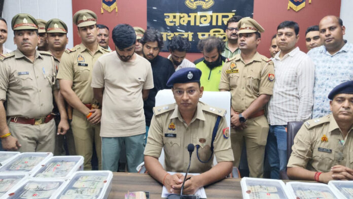 एसएसपी जानकारी देते हुए पुलिसकर्मियों की सुरक्षा एसएसपी जानकारी देते हुए पुलिसकर्मियों की सुरक्षा