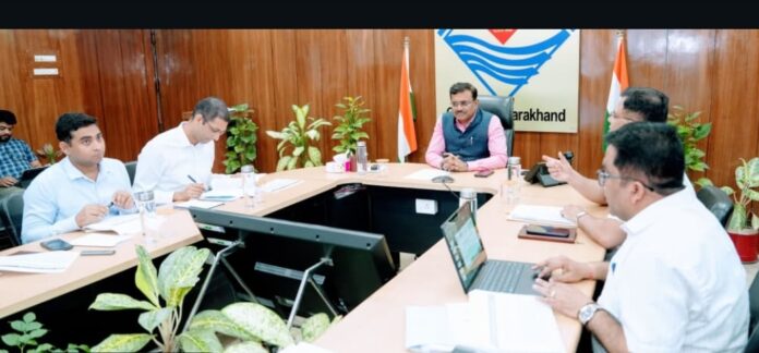 मुख्य सचिव बैठक करते हुए अपने कार्यों की समीक्षा करते हुए। मुख्य सचिव बैठक करते हुए अपने कार्यों की समीक्षा करते हुए।
