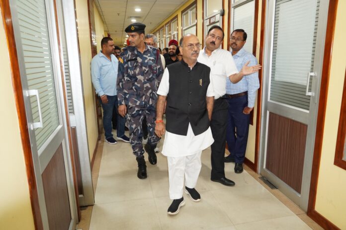 डॉक्टर अजय पोद्दार विभागों के दौरे पर डॉक्टर अजय पोद्दार विभागों के दौरे पर