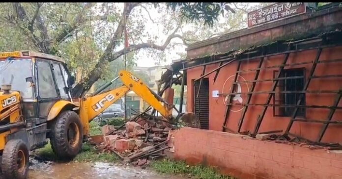 कार्यालय तोड़ते बुलडोजर का वीडियो