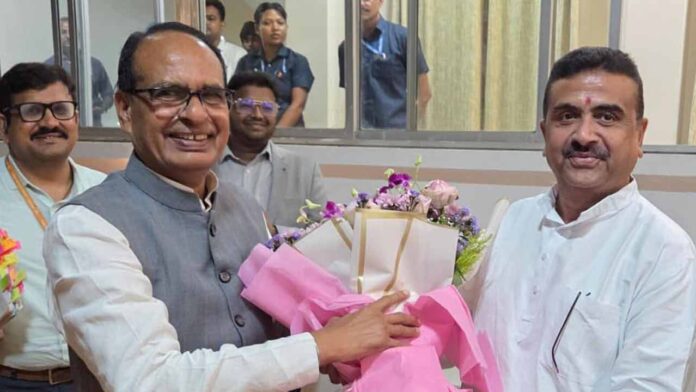 शिवराज सिंह चौहान और शुभेंदु अधिकारी की तस्वीर शिवराज सिंह चौहान और शुभेंदु अधिकारी की तस्वीर