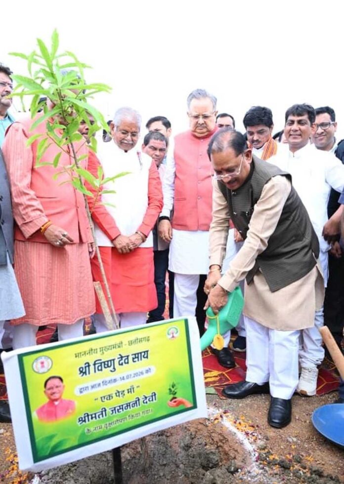 मुख्यमंत्री रुद्राक्ष पौधा लगाते हुए मुख्यमंत्री रुद्राक्ष पौधा लगाते हुए