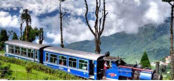 दार्जिलिंग टॉय ट्रेन की फोटो