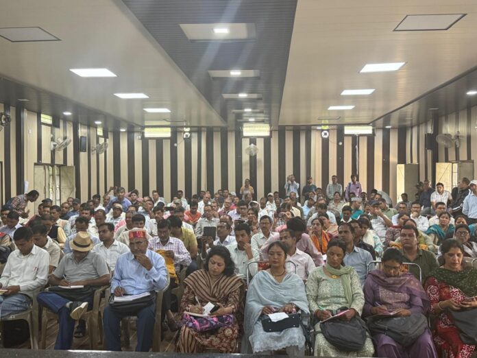 मतदान कर्मी प्रशिक्षण में भाग लेते हुए मतदान कर्मी प्रशिक्षण में भाग लेते हुए