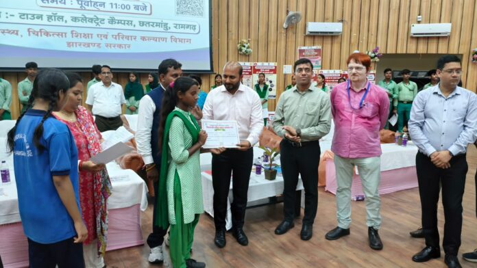 छात्रों को पुरस्कृत करने की तस्वीर छात्रों को पुरस्कृत करने की तस्वीर