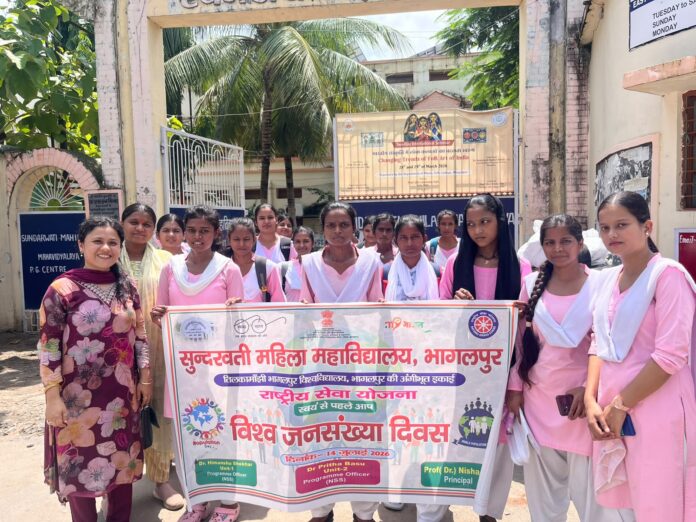 रैली में शामिल छात्राएं का उत्साह बढ़ रहा है रैली में शामिल छात्राएं का उत्साह बढ़ रहा है