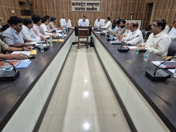जिलाधिकारी अधिकारियों के साथ बैठक करते हैं