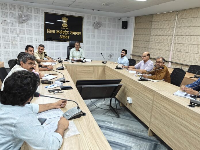 अलवर अधिकारी बैठक में अलवर अधिकारी बैठक में