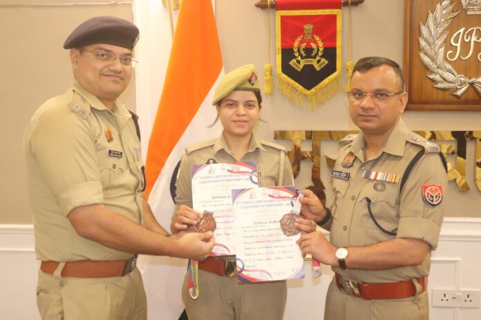 नेहा यादव को सम्मानित करते वरिष्ठ पुलिस अधीक्षक नेहा यादव को सम्मानित करते वरिष्ठ पुलिस अधीक्षक