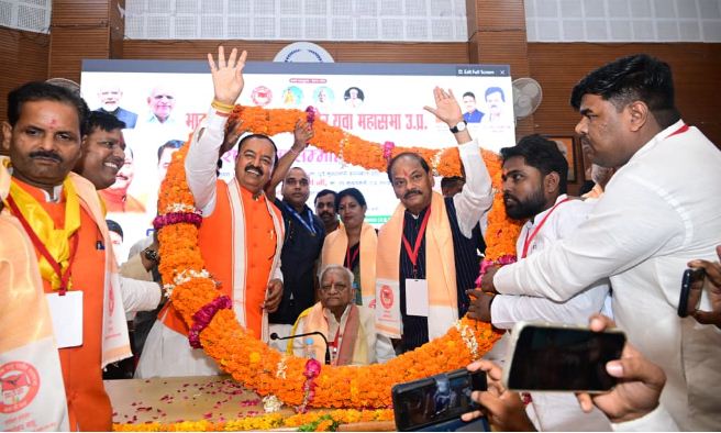 रघुवर दास केशव प्रसाद मौर्य सम्मेलन में रघुवर दास केशव प्रसाद मौर्य सम्मेलन में