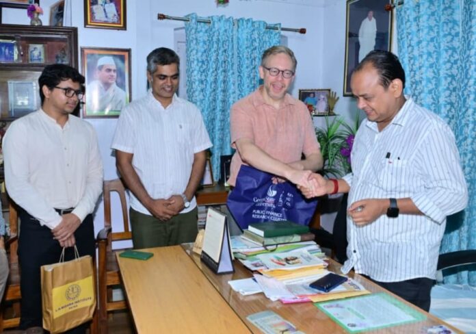 मंत्री इरफान अंसारी प्रतिनिधिमंडल सदस्यों से मुलाकात करते हुए