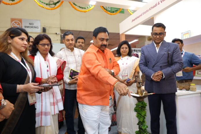 मंत्री उद्घाटन करते हिंदी समारोह में