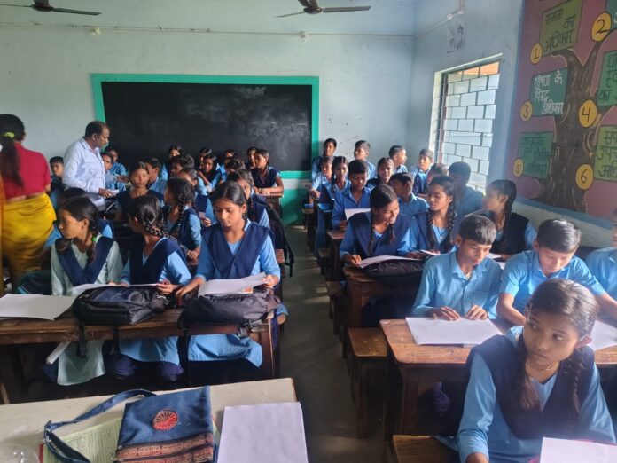 प्रतियोगिता में बच्चों की तस्वीर प्रतियोगिता में बच्चों की तस्वीर