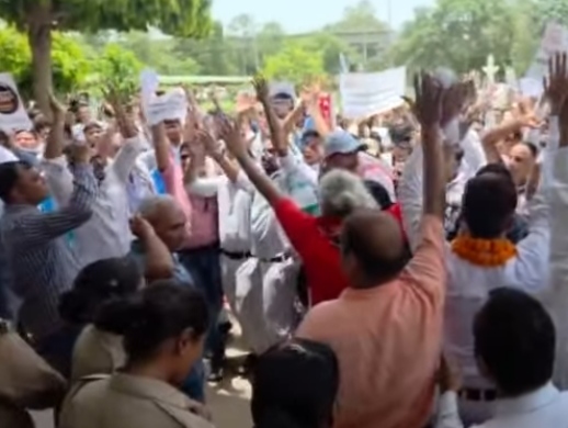 आगरा में विरोध प्रदर्शन करते हुए स्टेशन मास्टर आगरा में विरोध प्रदर्शन करते हुए स्टेशन मास्टर