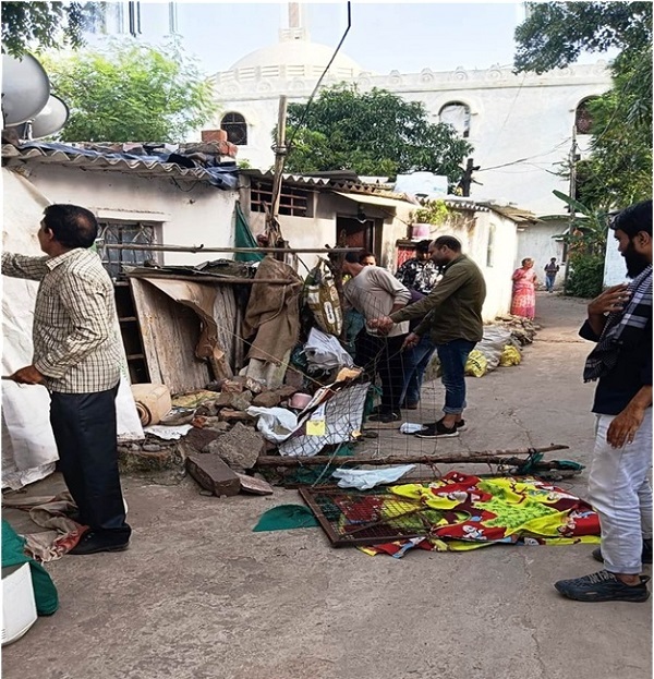 भोपाल में अतिक्रमण हटाओ अभियान चलाया जा रहा है भोपाल में अतिक्रमण हटाओ अभियान चलाया जा रहा है