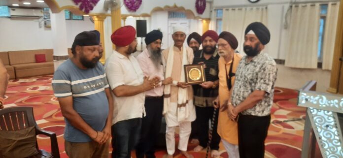 रक्षा राज्य मंत्री संजय सेठ गुरुद्वारा में