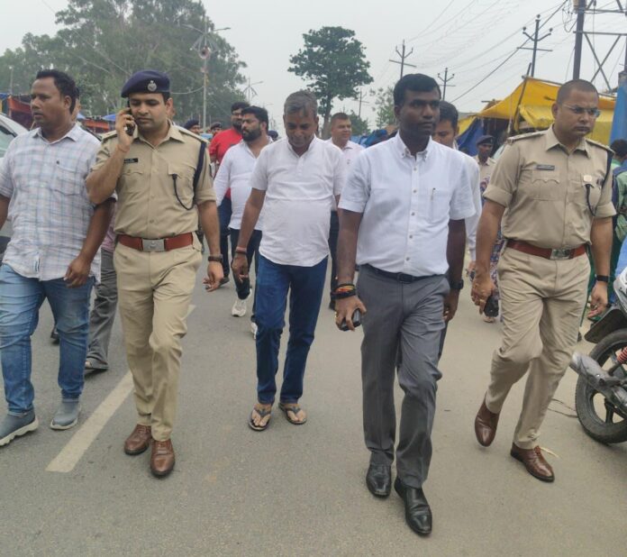 डीसी और एसपी निरीक्षण करते हुए