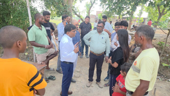 अनाथ बच्चों की सहायता देने वाली प्रशासनिक टीम