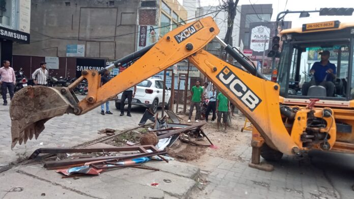 जेसीबी अतिक्रमण हटाने की कार्रवाई