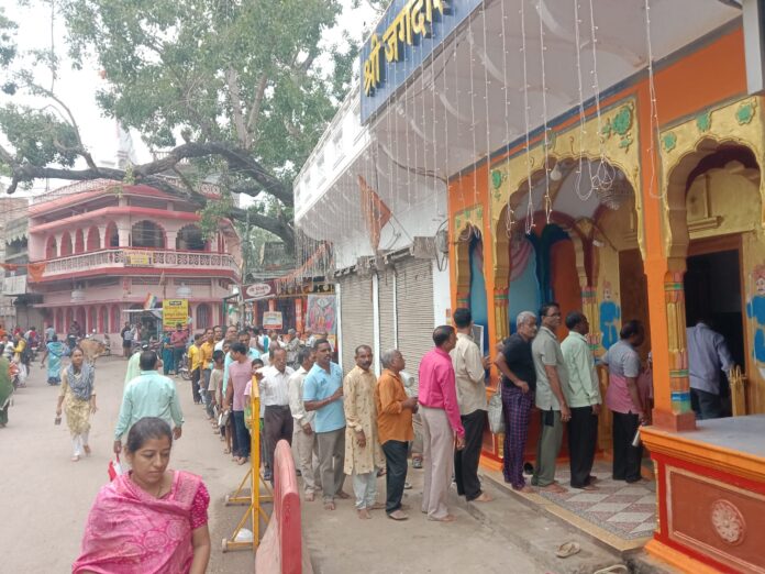 जगन्नाथ मंदिर में श्रध्दालुओं की कतार जगन्नाथ मंदिर में श्रध्दालुओं की कतार