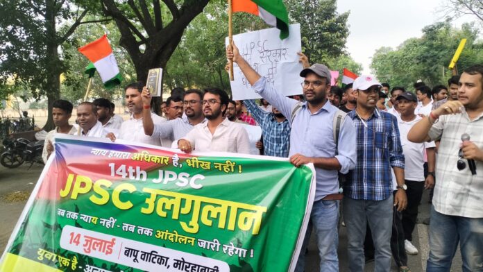 आजसू विरोध मार्च की तस्वीरें देखें आजसू विरोध मार्च की तस्वीरें देखें
