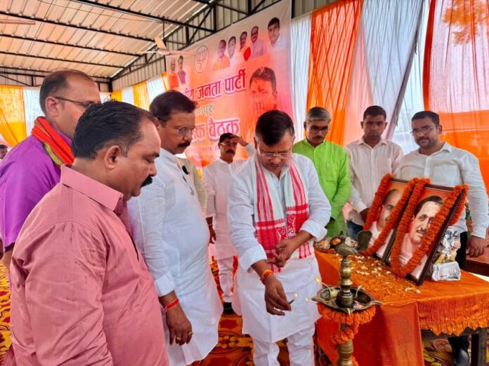 बीजेपी जिलाध्यक्ष अजीत प्रजापति बैठक में बीजेपी जिलाध्यक्ष अजीत प्रजापति बैठक में