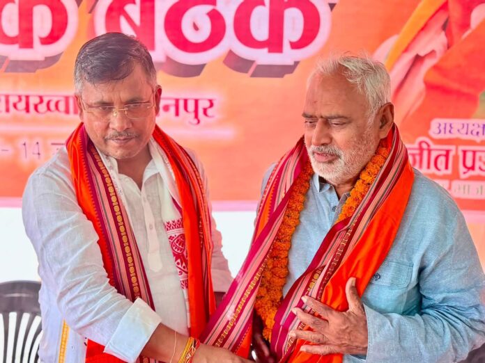 भाजपा जिलाध्यक्ष सम्मानित करते हुए