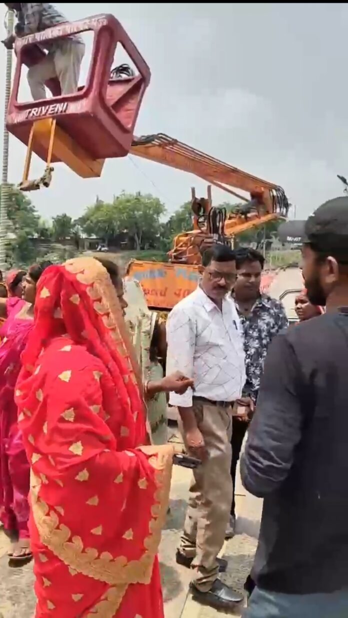 महिलाएं प्रदर्शन करती हैं महिलाएं प्रदर्शन करती हैं