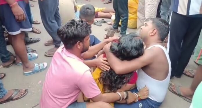 सड़क पर रोते बिलखते मृतक के परिजन सड़क पर रोते बिलखते मृतक के परिजन