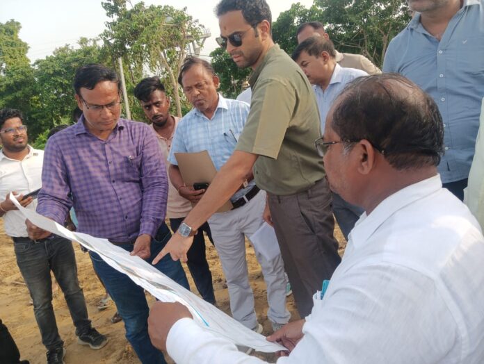 फोटो निरीक्षण करते डीएम फोटो निरीक्षण करते डीएम