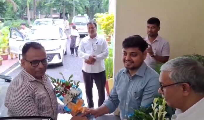 उपायुक्त आदित्य रंजन पुष्प गुच्छ देते हुए उपायुक्त आदित्य रंजन पुष्प गुच्छ देते हुए