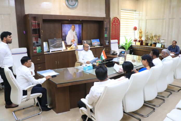 स्पीकर विधानसभा के सदस्यों के साथ बैठक करते हुए स्पीकर विधानसभा के सदस्यों के साथ बैठक करते हुए