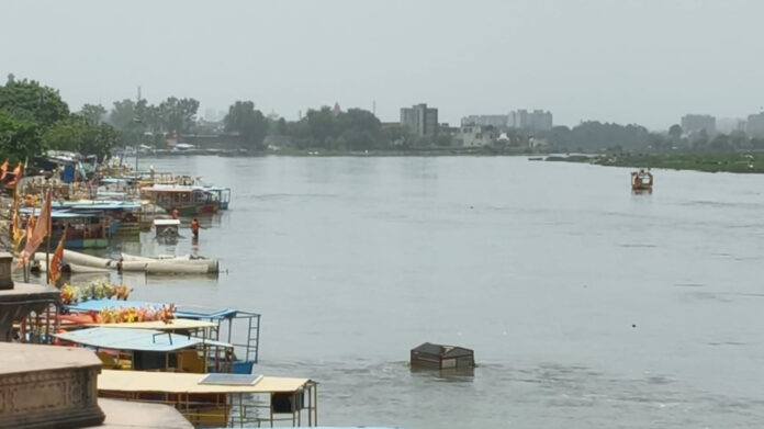 बढ़ता जलस्तर का दृश्य