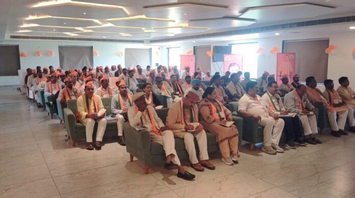 भाजपा नेता धर्मपाल सिंह बैठक में