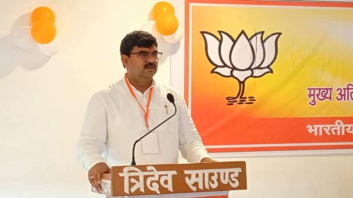 भाजपा नेता धर्मपाल सिंह बैठक में संबोधित करते हैं भाजपा नेता धर्मपाल सिंह बैठक में संबोधित करते हैं