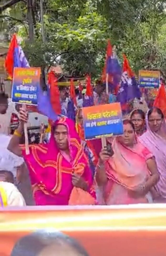 धरना प्रदर्शन देते हिंदू समुदाय के लोग धरना प्रदर्शन देते हिंदू समुदाय के लोग