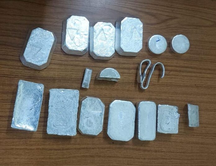 हावड़ा मेट्रो स्टेशन से बरामद चांदी की सिल्लियां