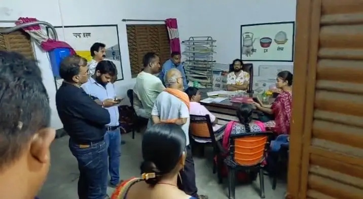 प्रधानाध्यापक के समक्ष विरोध बताते अभिभावक को शिक्षक ने कार्रवाई की प्रधानाध्यापक विरोध कार्रवाई