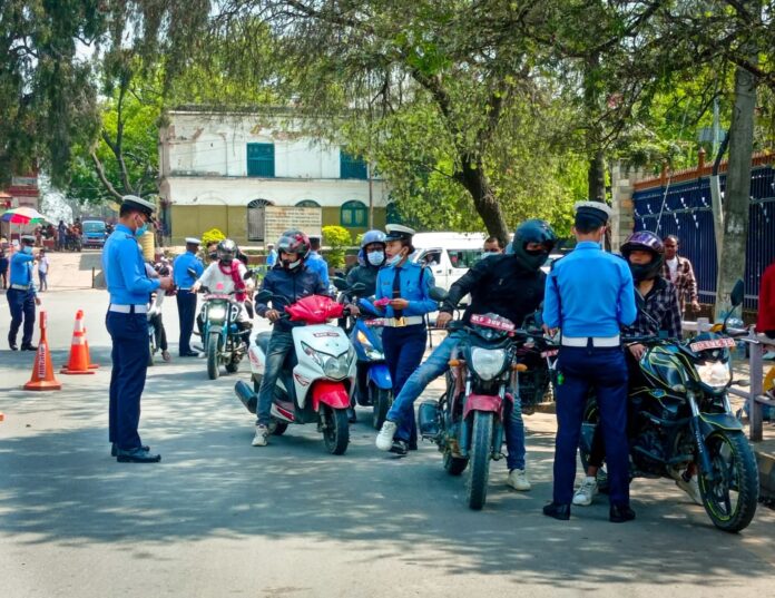 नेपाली ट्रैफिक पुलिस चेकिंग का दृश्य नेपाली ट्रैफिक पुलिस चेकिंग का दृश्य