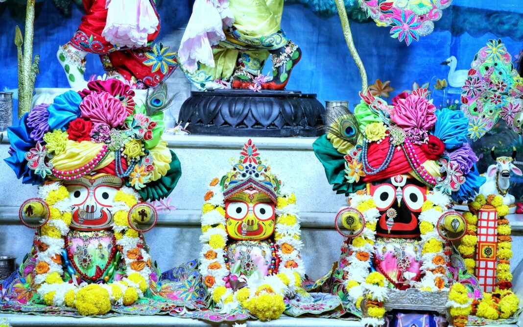 भगवान जगन्नाथ का स्वागत, मौसी के घर की धुलाई कर श्रद्धालु निभाए परंपरा भगवान जगन्नाथ का स्वागत, परंपरा निभाने वाले श्रद्धालु