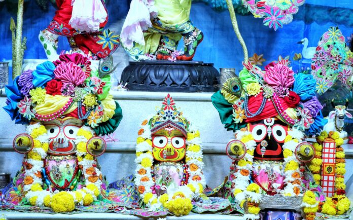 भगवान जगन्नाथ का स्वागत, परंपरा निभाने वाले श्रद्धालु भगवान जगन्नाथ का स्वागत, परंपरा निभाने वाले श्रद्धालु