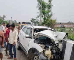 हादसे में छतिग्रस्त कार, कई लोग घायल हो गए हैं हादसे में घायल लोग